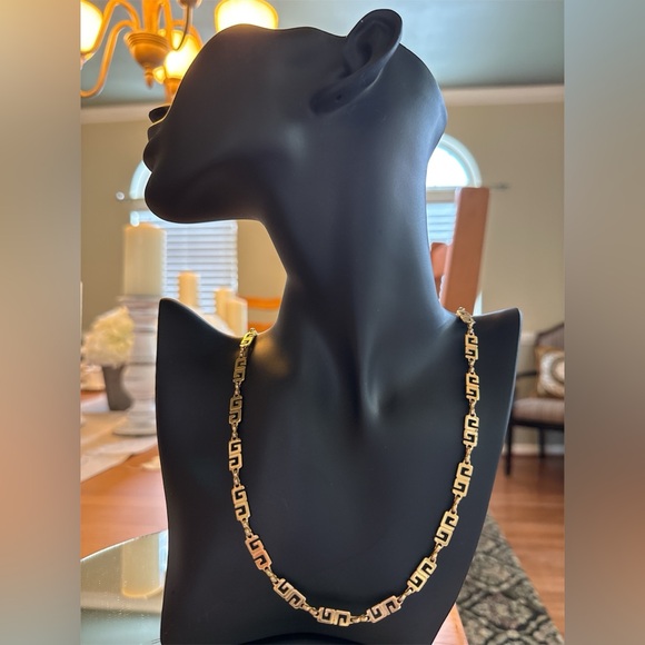 Givenchy Elegant Gold Necklace! Excellent condition! - Picture 3 of 4